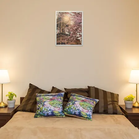 Vanilla - 3 Spacious 5min To Main Square شقة فندقية 4*